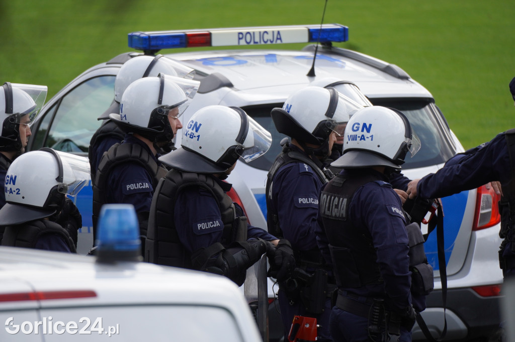 Ćwiczenia policji na gorlickim stadionie