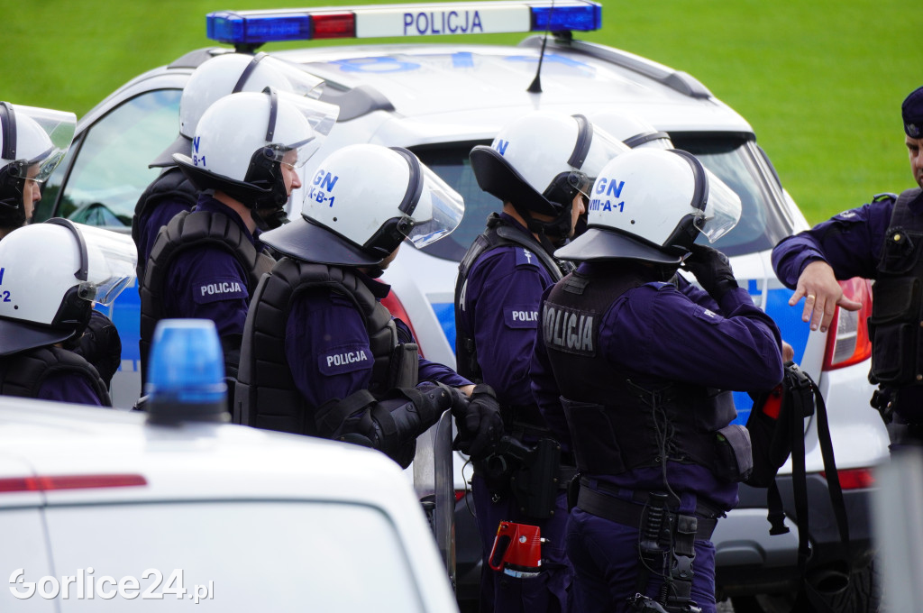 Ćwiczenia policji na gorlickim stadionie
