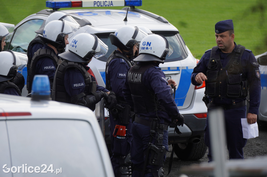 Ćwiczenia policji na gorlickim stadionie