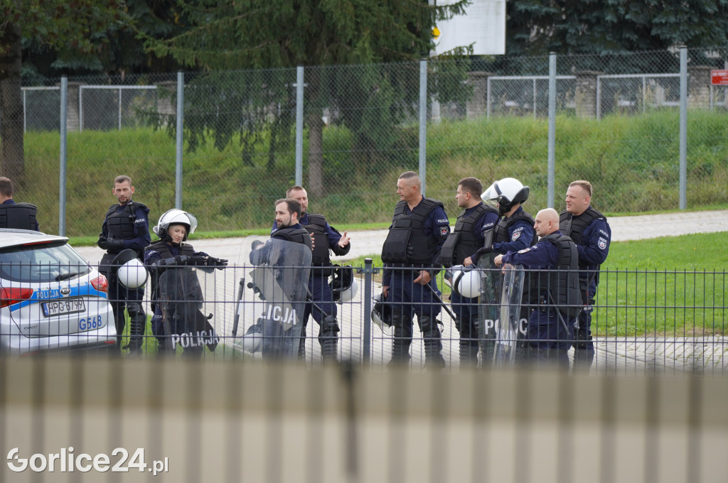 Ćwiczenia policji na gorlickim stadionie