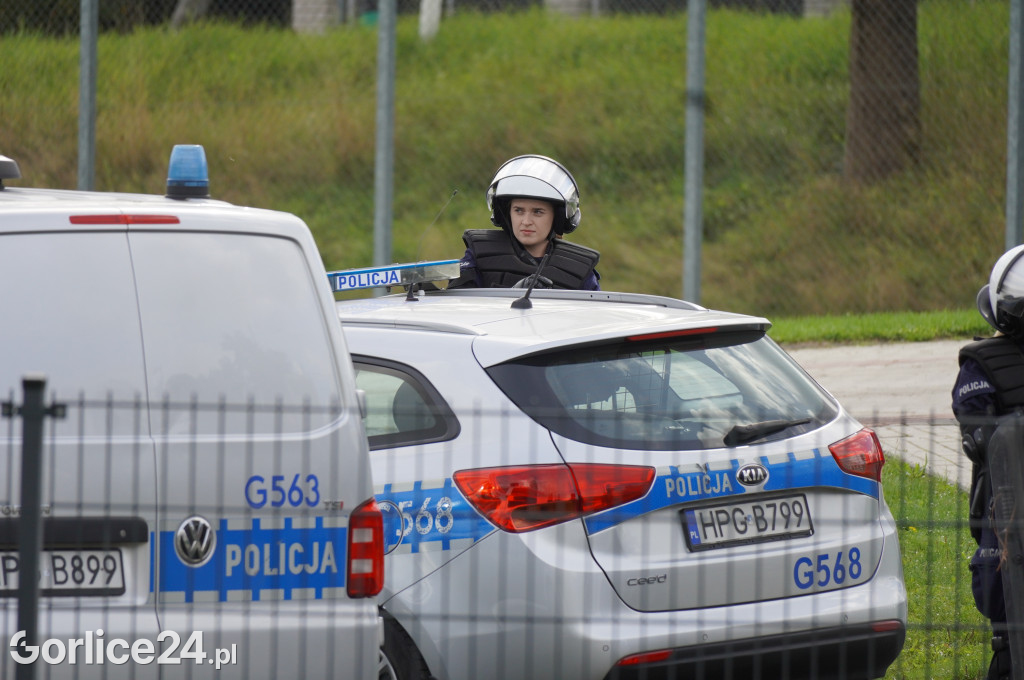 Ćwiczenia policji na gorlickim stadionie