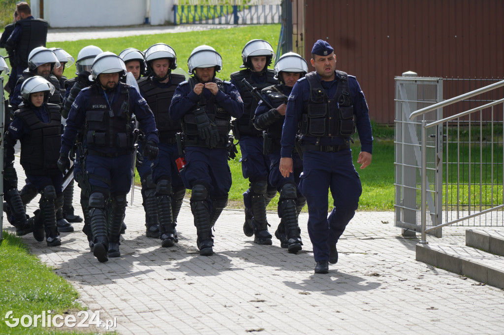 Ćwiczenia policji na gorlickim stadionie
