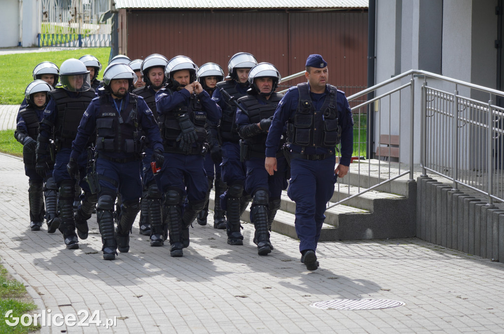 Ćwiczenia policji na gorlickim stadionie
