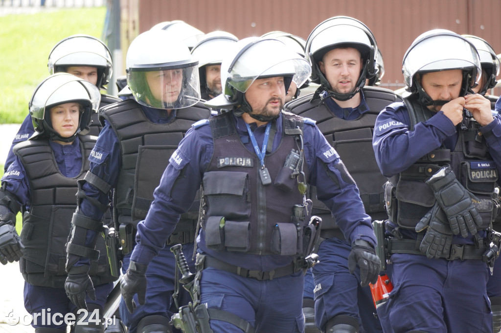 Ćwiczenia policji na gorlickim stadionie