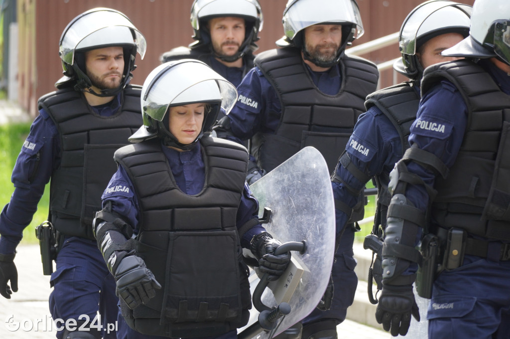 Ćwiczenia policji na gorlickim stadionie