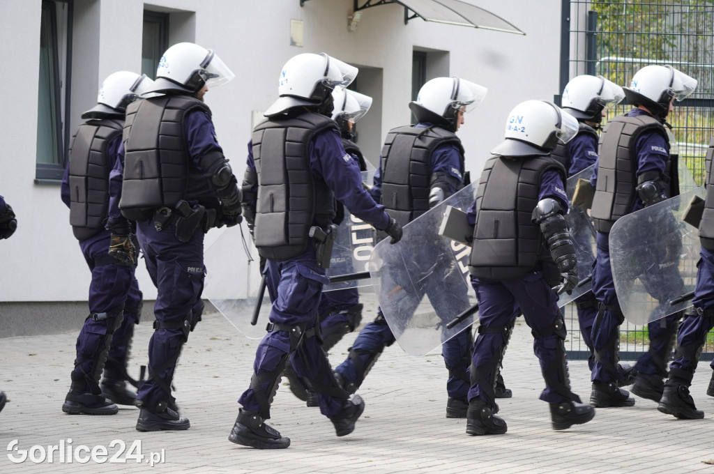 Ćwiczenia policji na gorlickim stadionie