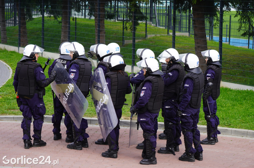 Ćwiczenia policji na gorlickim stadionie