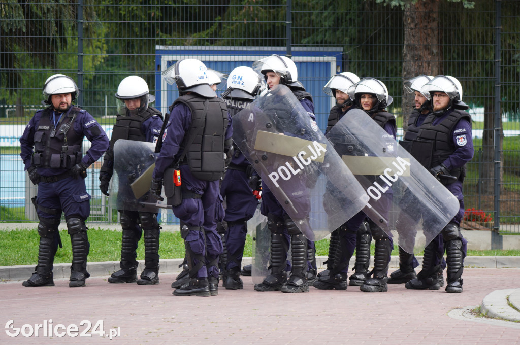 Ćwiczenia policji na gorlickim stadionie