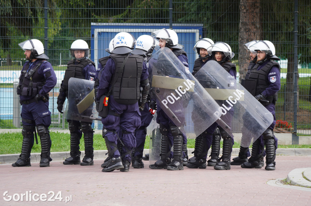Ćwiczenia policji na gorlickim stadionie