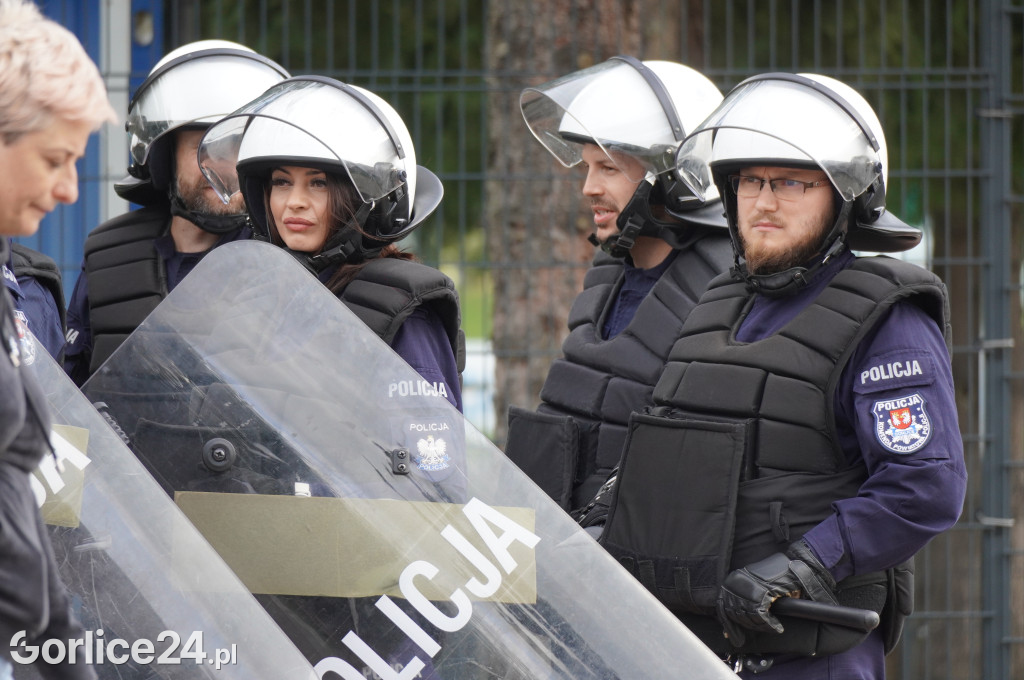 Ćwiczenia policji na gorlickim stadionie