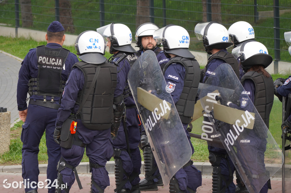 Ćwiczenia policji na gorlickim stadionie