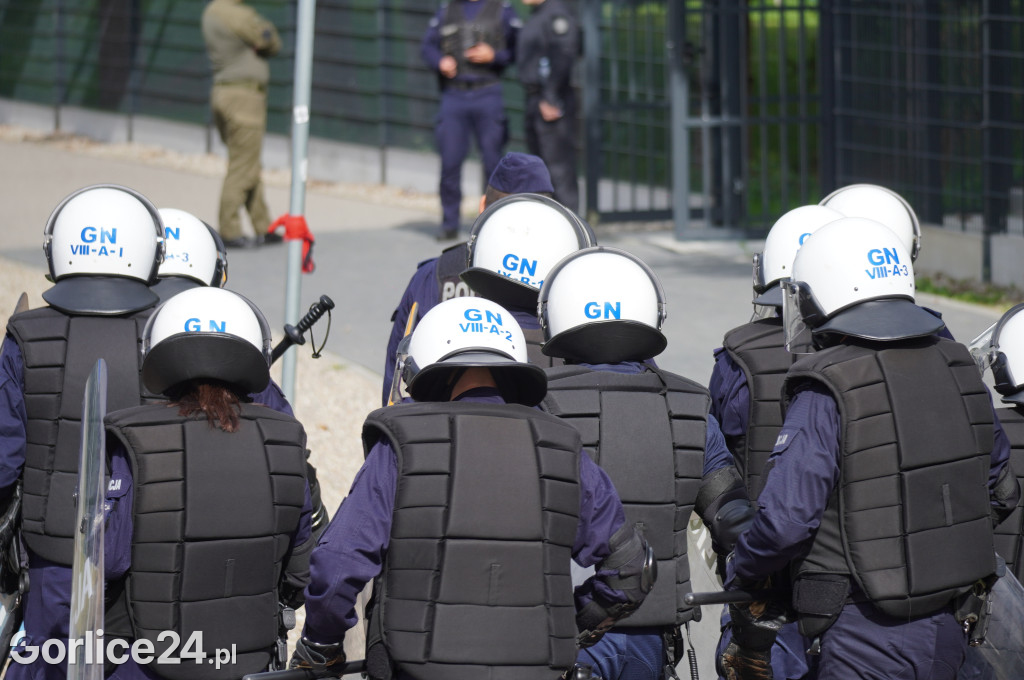 Ćwiczenia policji na gorlickim stadionie