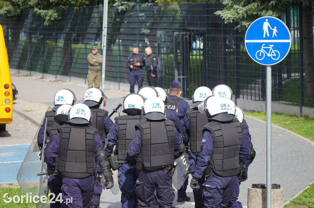 Ćwiczenia policji na gorlickim stadionie