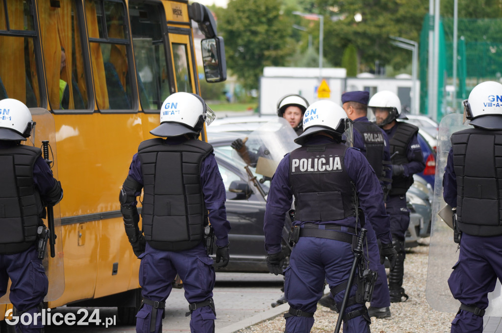 Ćwiczenia policji na gorlickim stadionie
