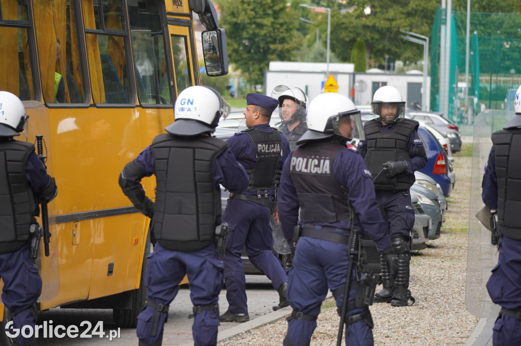 Ćwiczenia policji na gorlickim stadionie