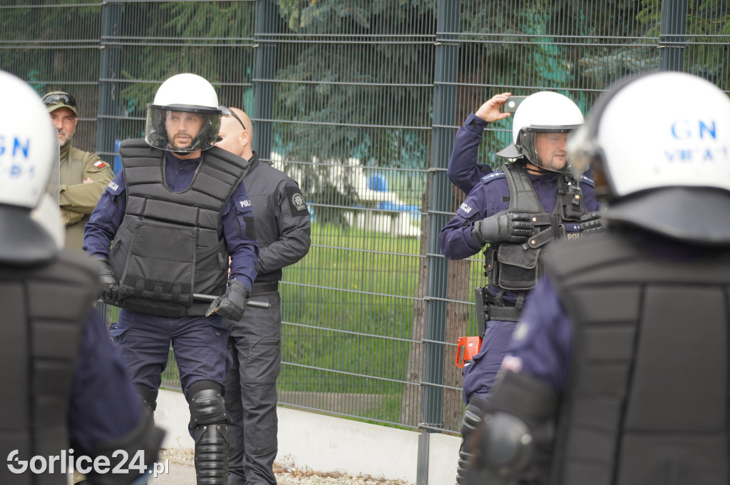 Ćwiczenia policji na gorlickim stadionie