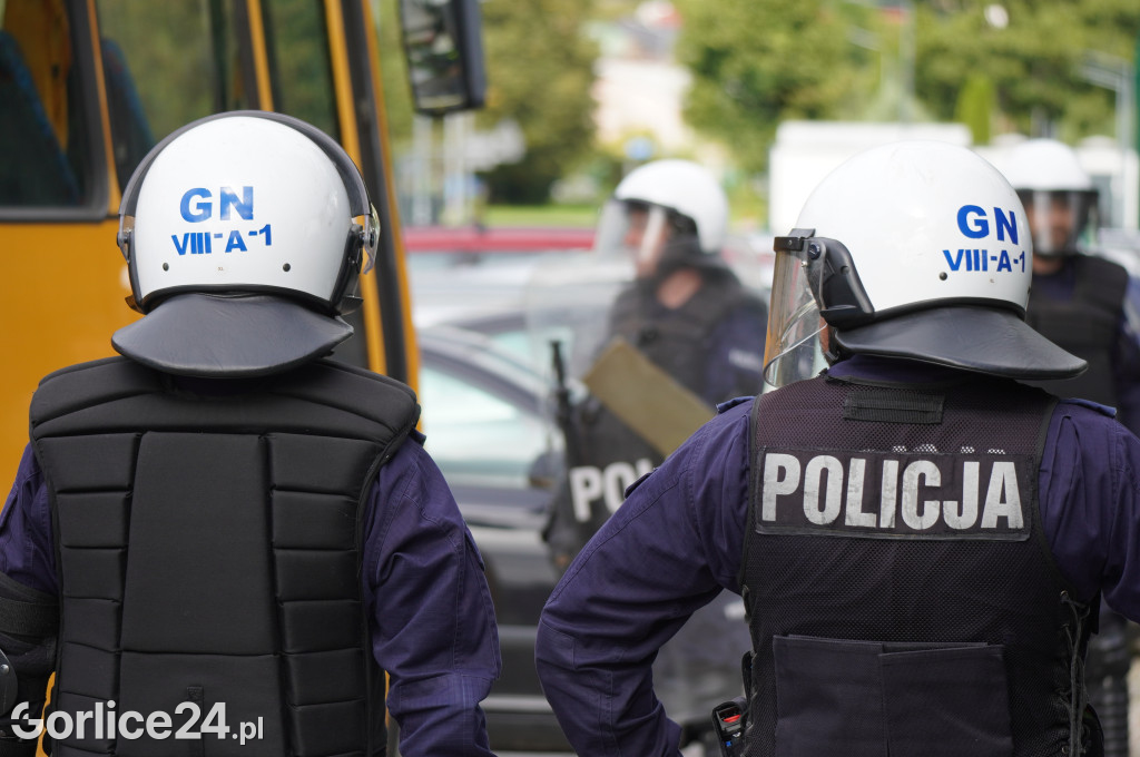 Ćwiczenia policji na gorlickim stadionie