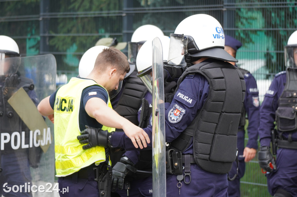 Ćwiczenia policji na gorlickim stadionie