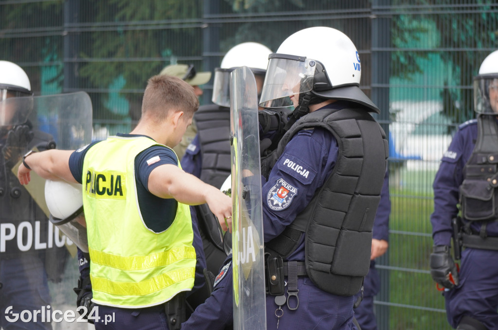 Ćwiczenia policji na gorlickim stadionie