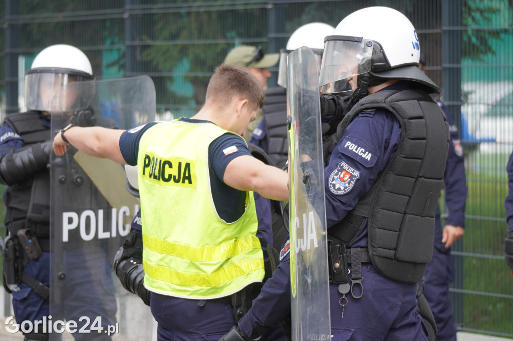 Ćwiczenia policji na gorlickim stadionie