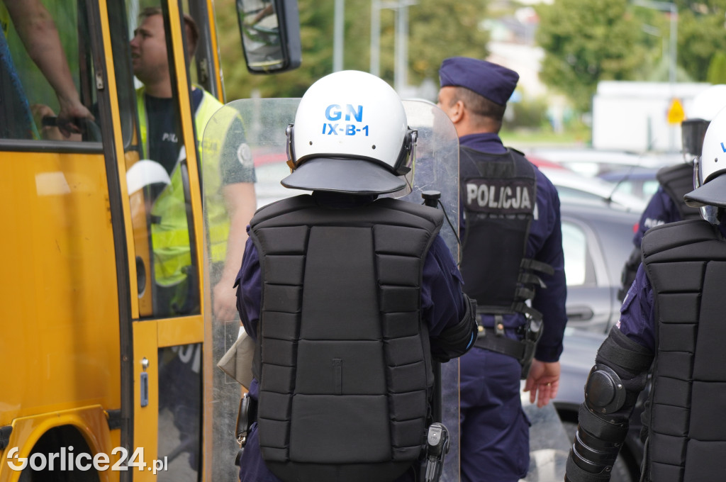 Ćwiczenia policji na gorlickim stadionie