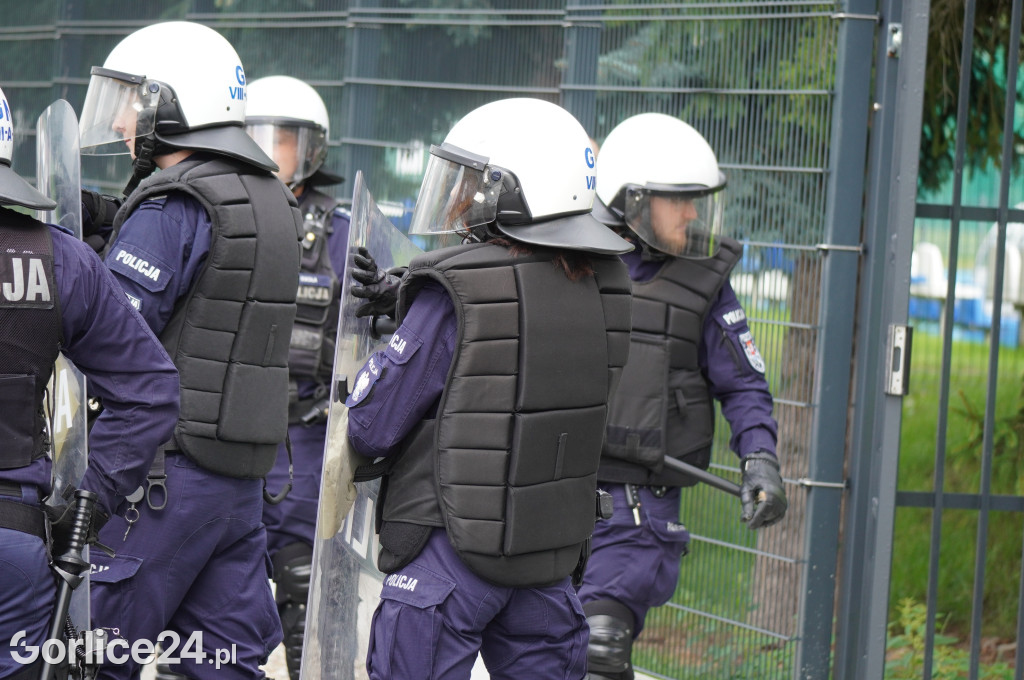 Ćwiczenia policji na gorlickim stadionie