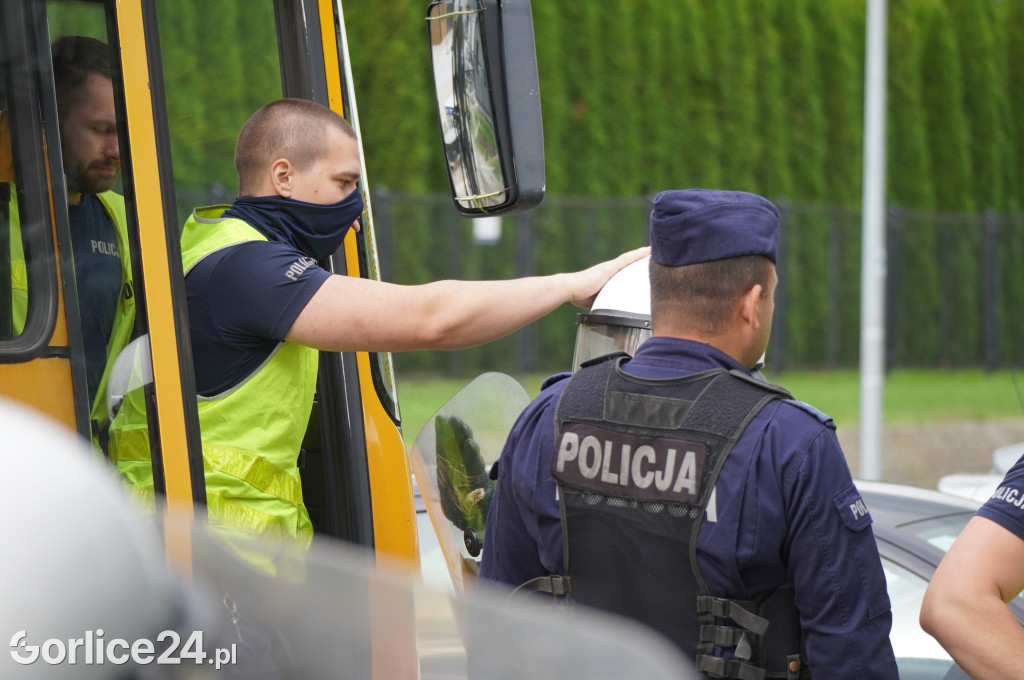 Ćwiczenia policji na gorlickim stadionie