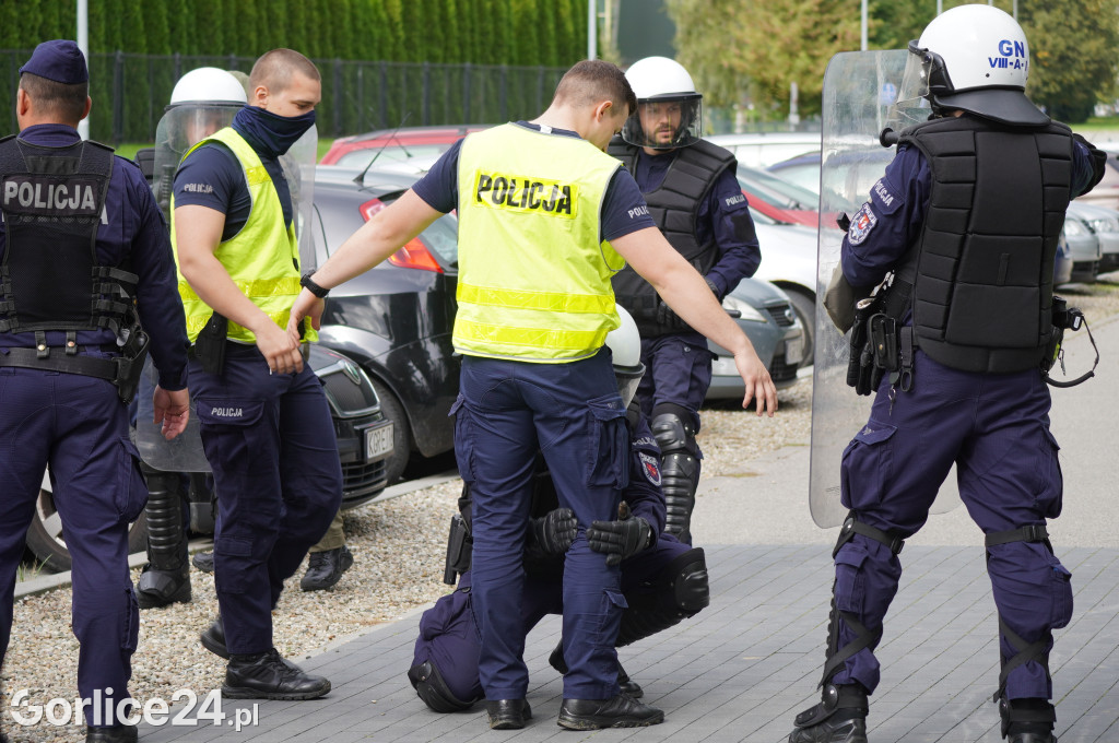 Ćwiczenia policji na gorlickim stadionie