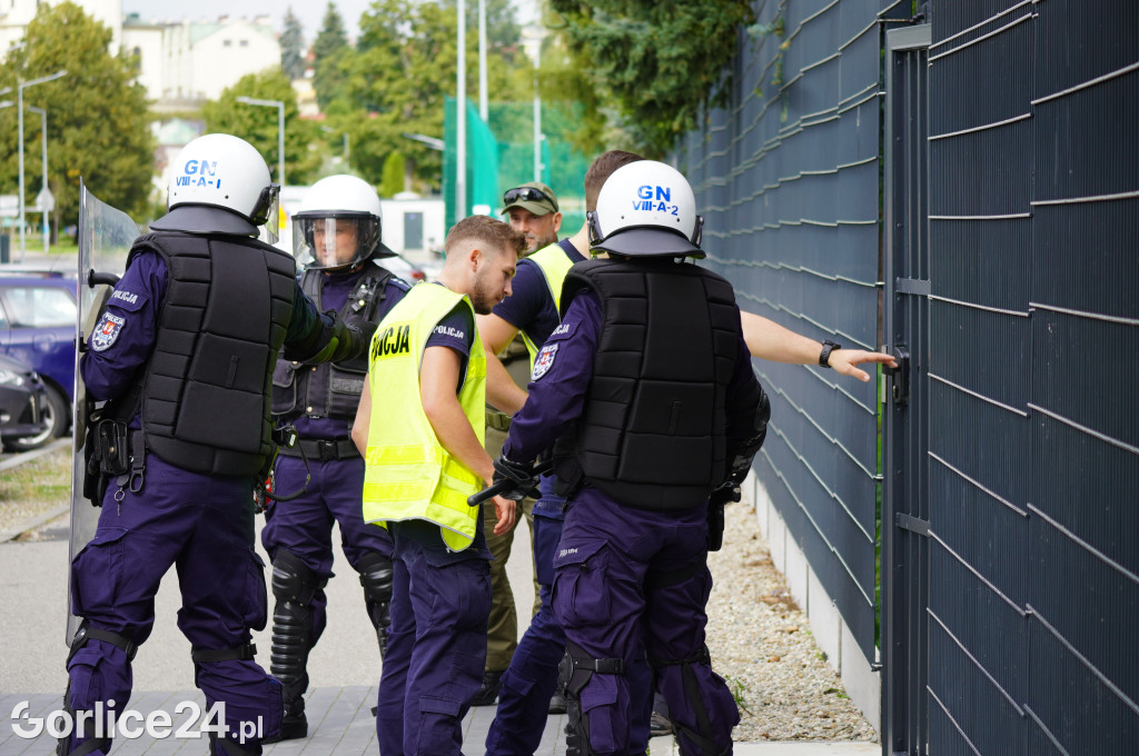 Ćwiczenia policji na gorlickim stadionie
