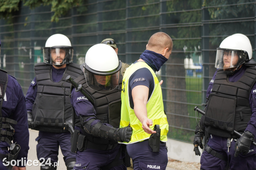 Ćwiczenia policji na gorlickim stadionie