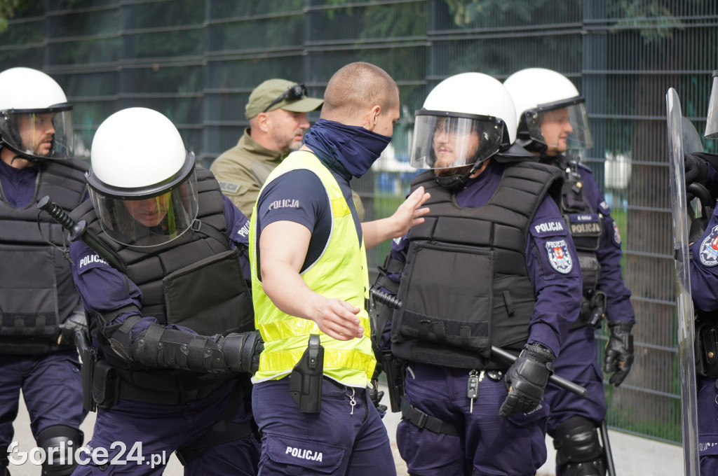 Ćwiczenia policji na gorlickim stadionie