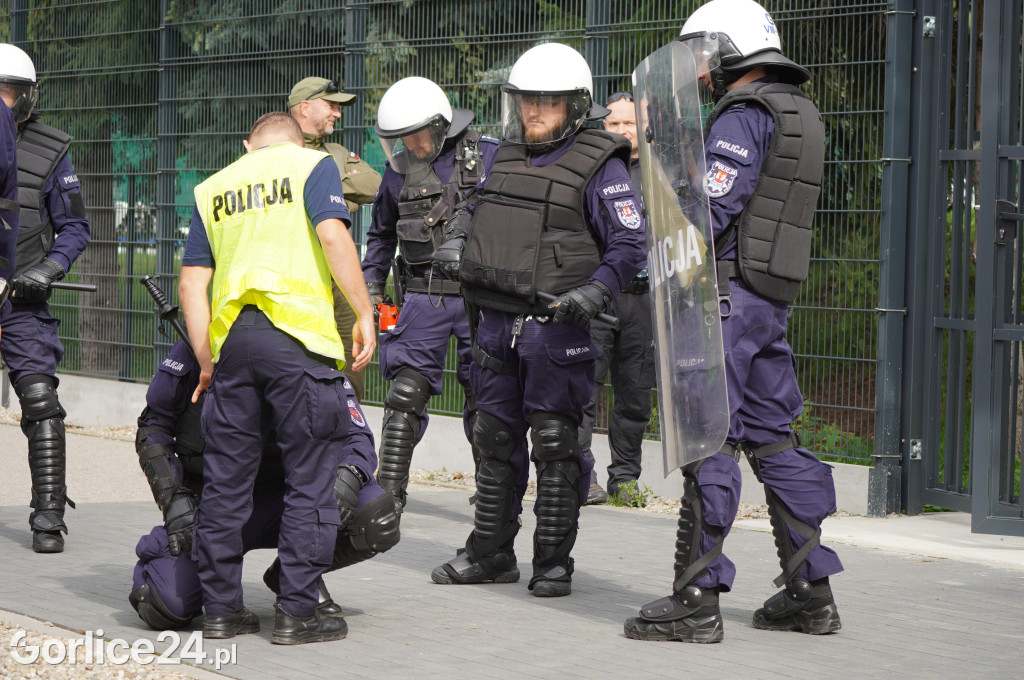 Ćwiczenia policji na gorlickim stadionie
