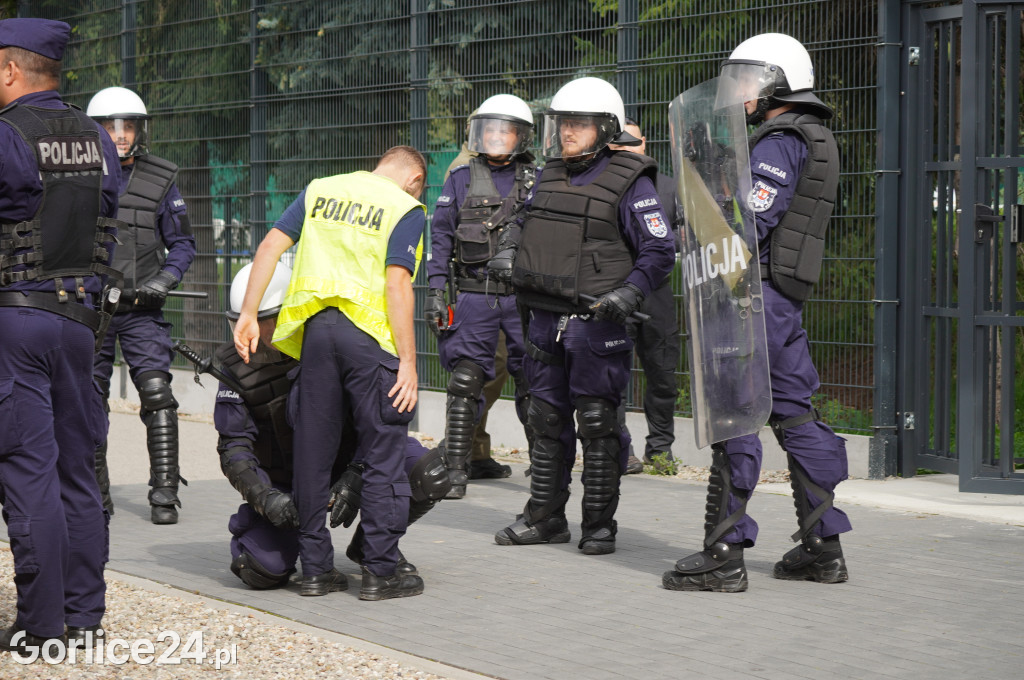 Ćwiczenia policji na gorlickim stadionie