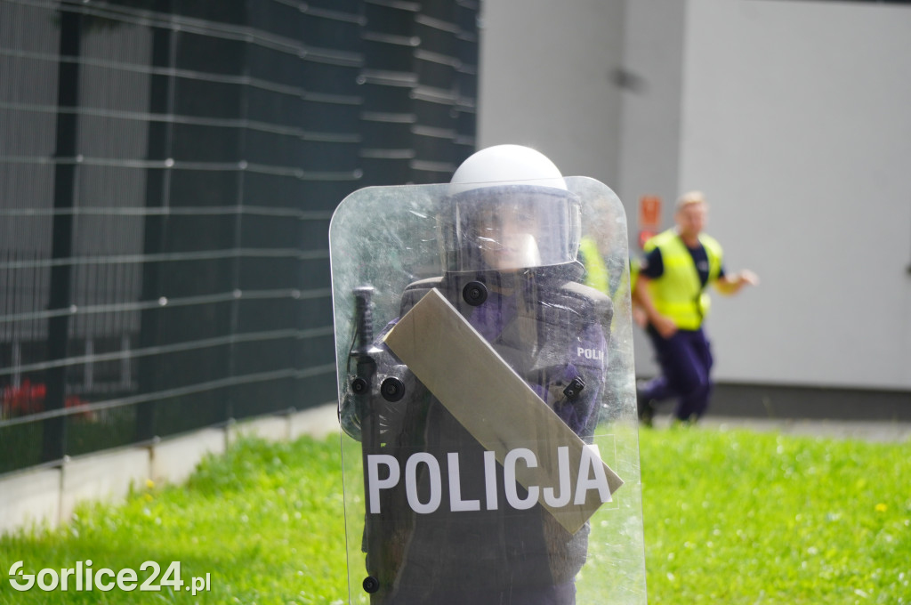 Ćwiczenia policji na gorlickim stadionie