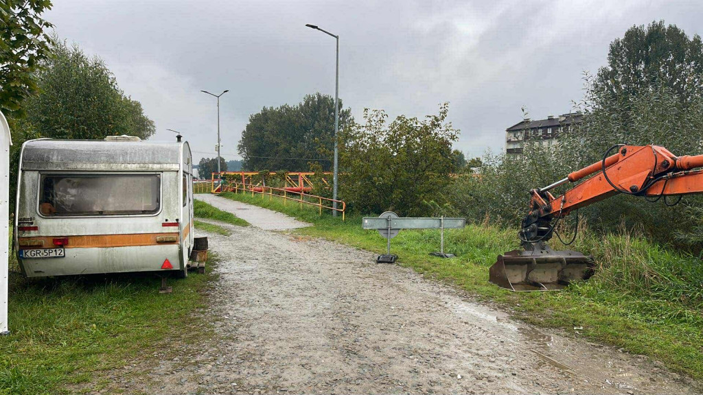 Remont skrótu łączącego kładkę z Blichem