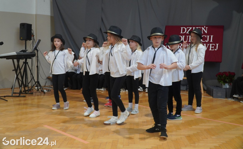 Obchody Dnia Nauczyciela w Szkole Podstawowej w Siarach