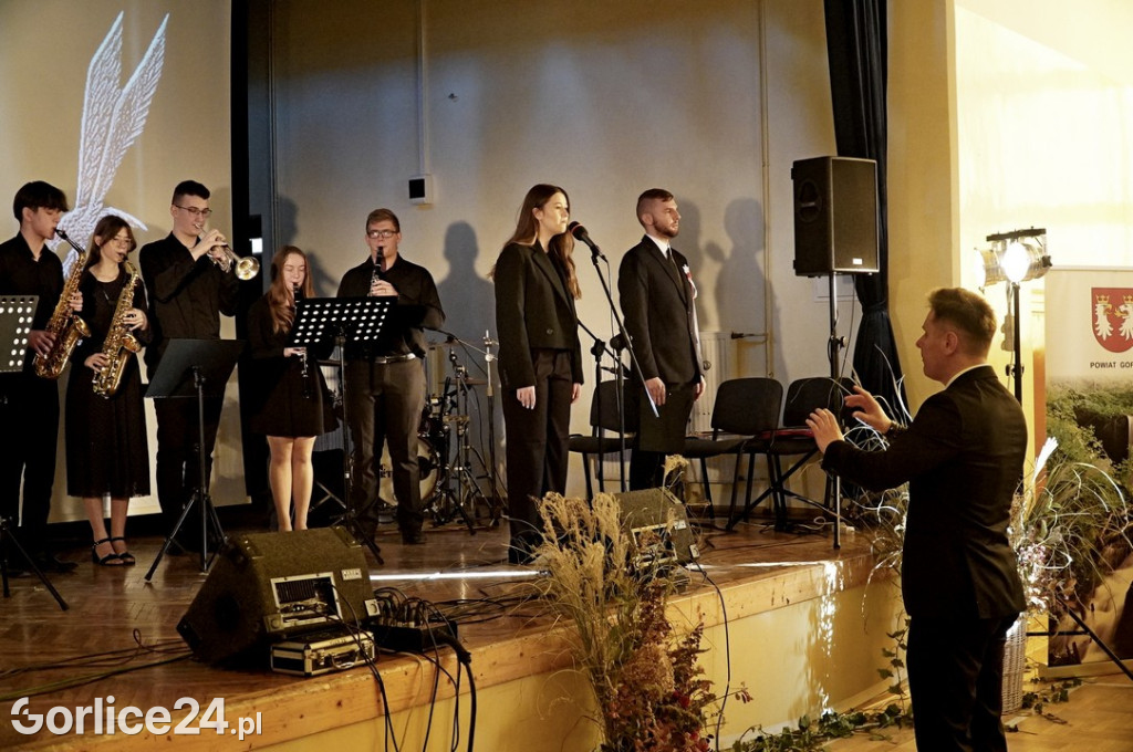 Uroczyste odsłonięcie tablicy Cichociemnych w Kromerze
