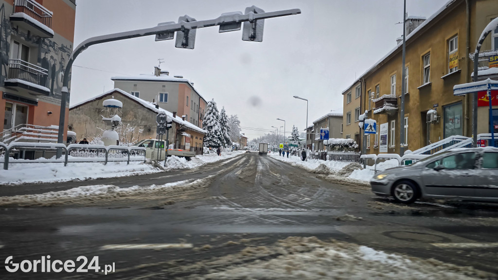 Zaśnieżone drogi w Gorlicach (22.11.2025)