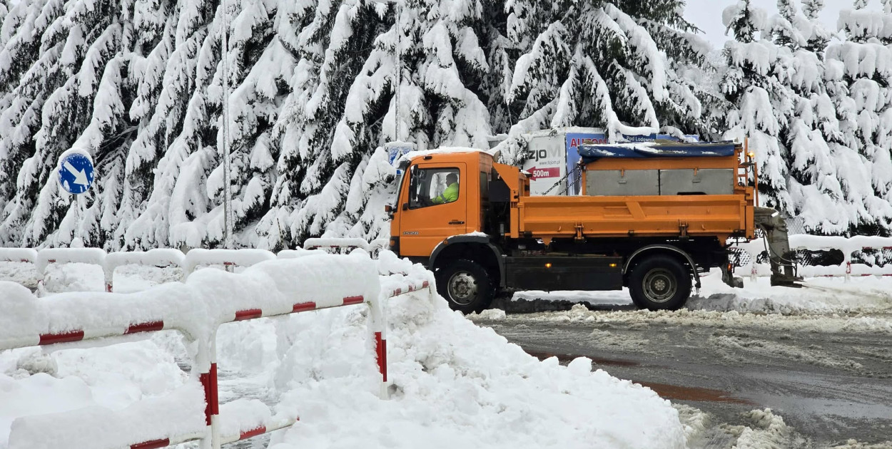Zaśnieżone drogi w Gorlicach (23.11.2025)