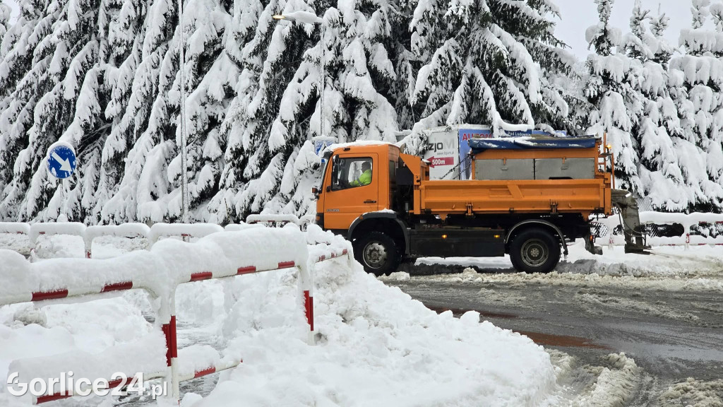 Zaśnieżone drogi w Gorlicach (23.11.2025)