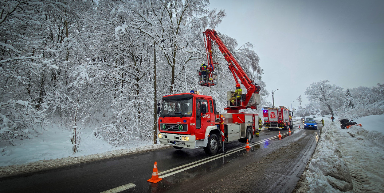 Gorlice. Akcje strażaków usuwania skutków śnieżycy (23.11.)
