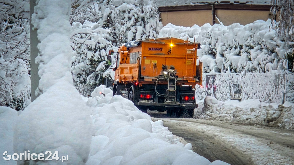 Gorlice. Akcje strażaków usuwania skutków śnieżycy (23.11.)