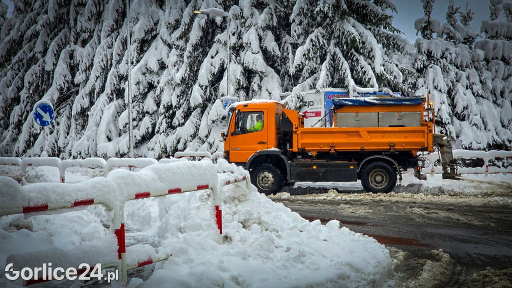 Gorlice. Akcje strażaków usuwania skutków śnieżycy (23.11.)