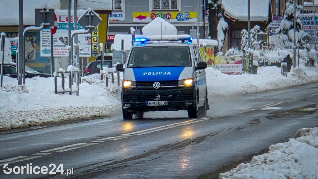 Gorlice. Akcje strażaków usuwania skutków śnieżycy (23.11.)