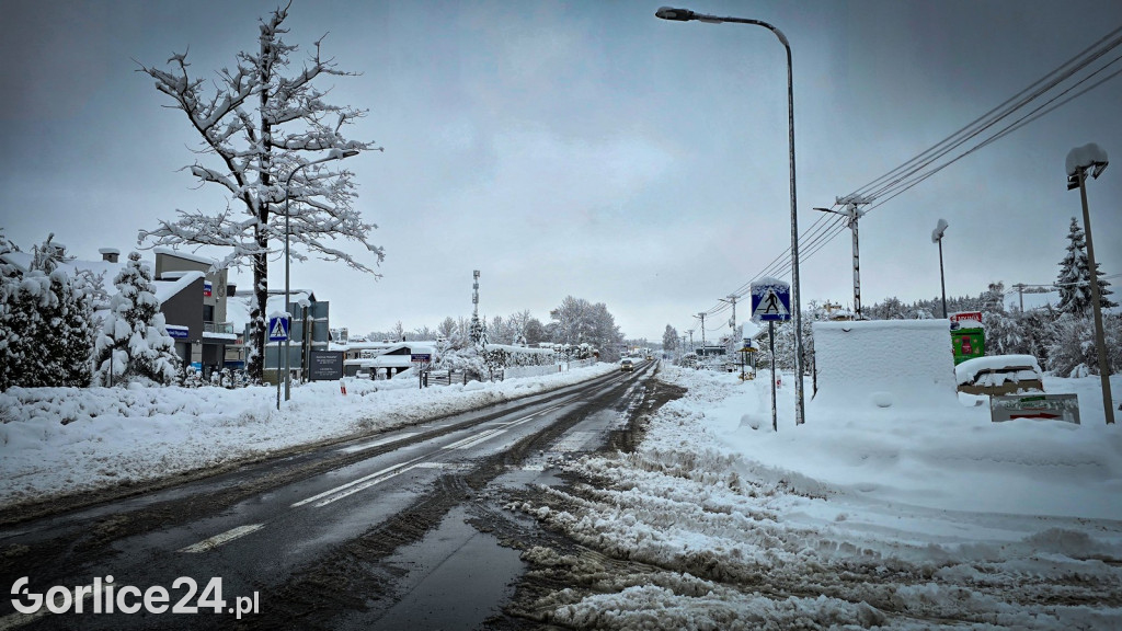 Gorlice. Akcje strażaków usuwania skutków śnieżycy (23.11.)