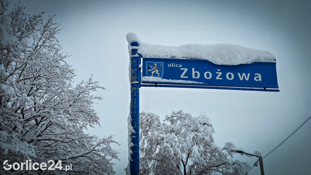Gorlice. Akcje strażaków usuwania skutków śnieżycy (23.11.)