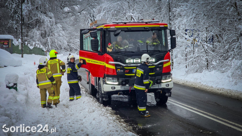 Gorlice. Akcje strażaków usuwania skutków śnieżycy (23.11.)