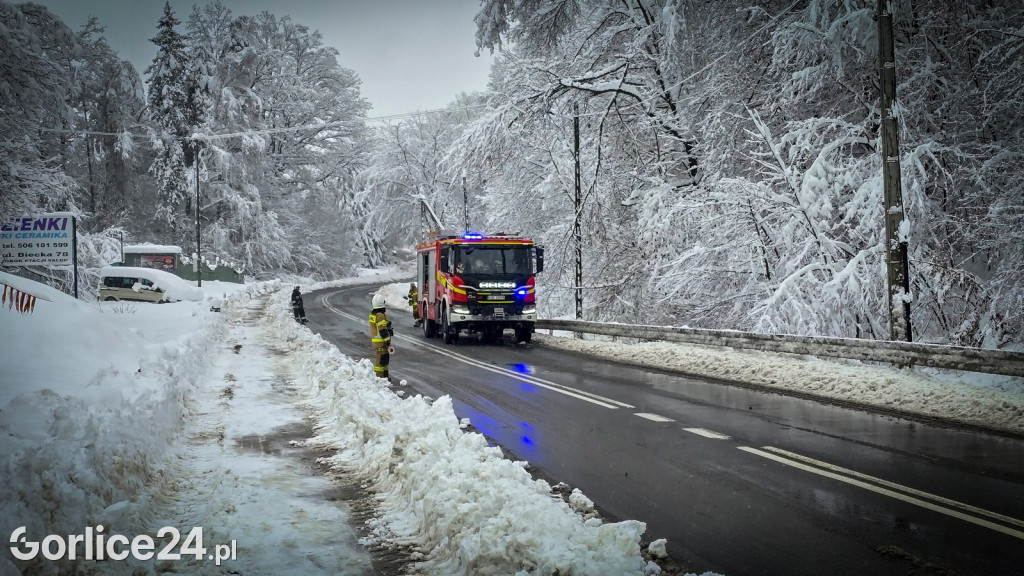 Gorlice. Akcje strażaków usuwania skutków śnieżycy (23.11.)