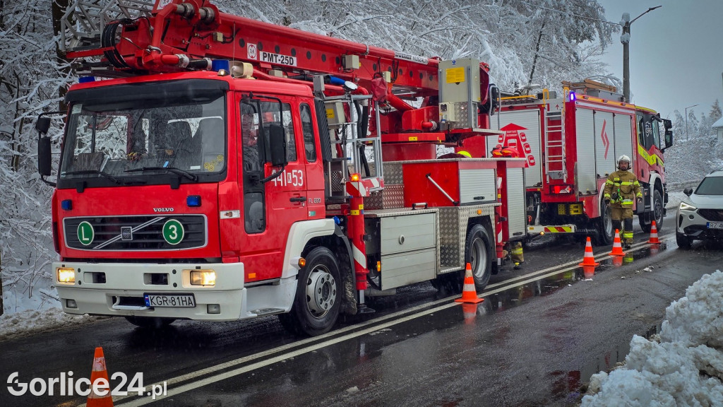 Gorlice. Akcje strażaków usuwania skutków śnieżycy (23.11.)
