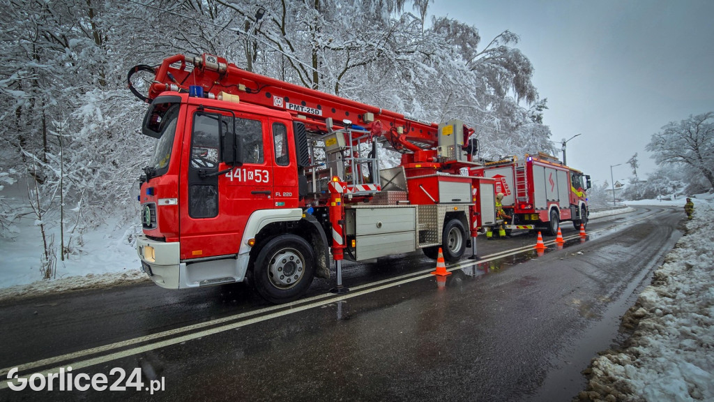 Gorlice. Akcje strażaków usuwania skutków śnieżycy (23.11.)